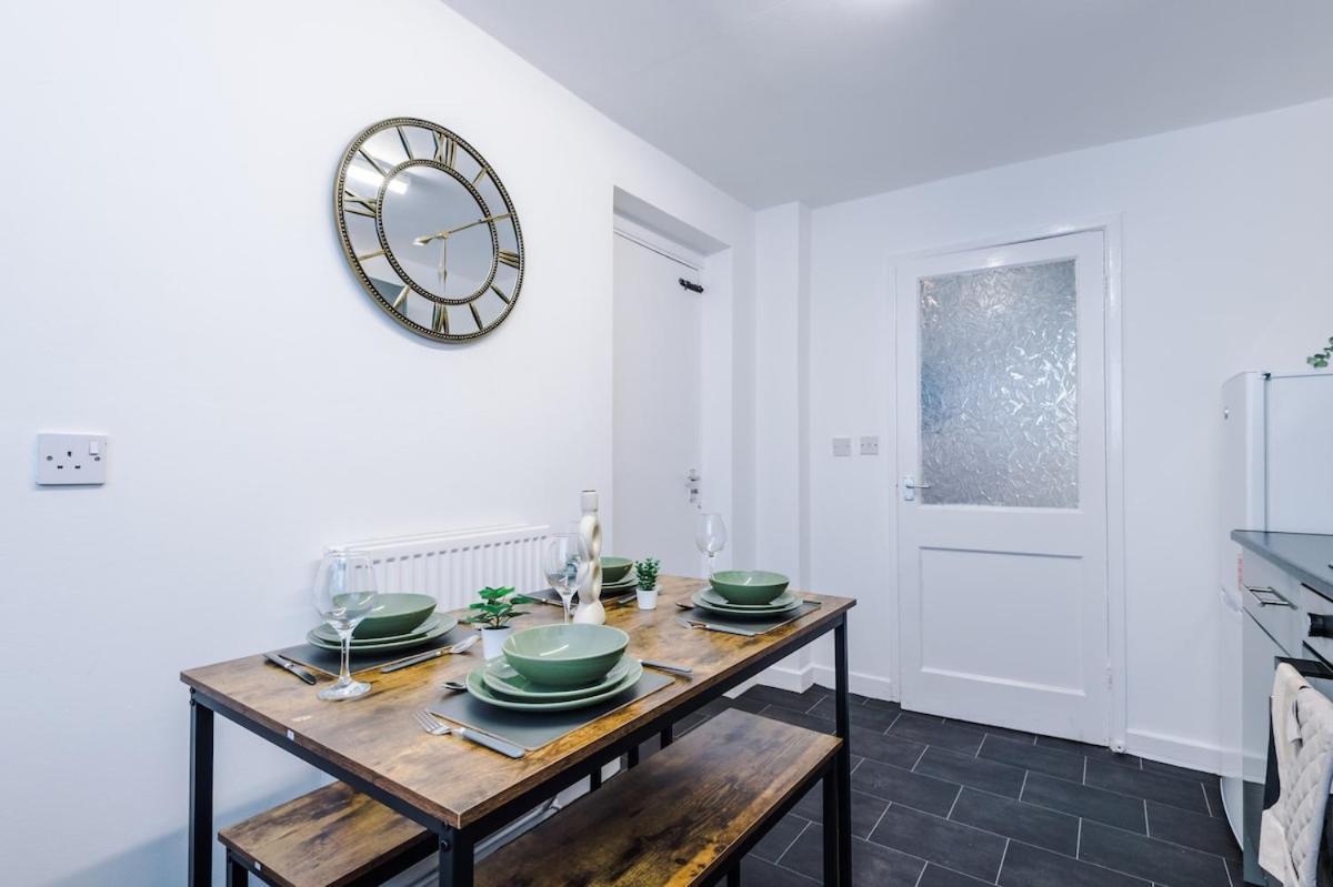 Holiday home Stylish Three Bedroom House In By Eason Stays, Ideal For For Weekend Getaways & Business Travellers - With Free Parking! *