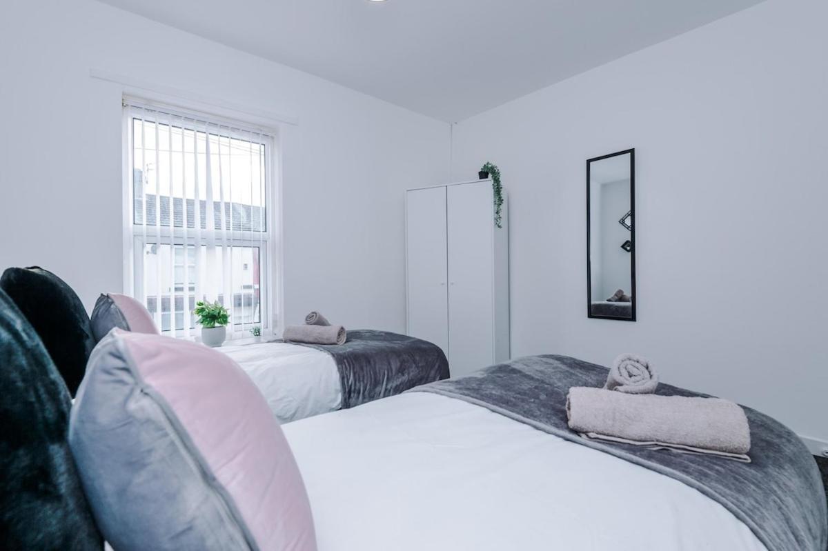 Stylish Three Bedroom House In By Eason Stays, Ideal For For Weekend Getaways & Business Travellers - With Free Parking! Holiday home